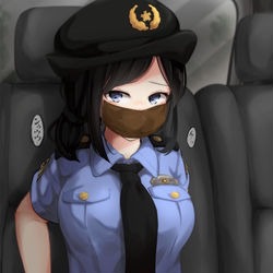 This is a pixiv picture whose title is 事件に巻き込まれた婦警さん.