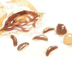 This is a pixiv picture whose title is 柿の種チョコ.