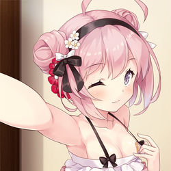 This is a pixiv picture whose title is 自撮り風サラトガちゃん.