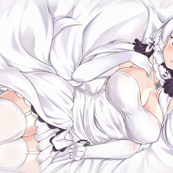 This is a pixiv picture whose title is 【アズレン】添い寝されたくないやつなんておる？【イラストリアス】.