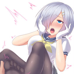 This is a pixiv picture whose title is 「浜風。足つぼマッサージをしてやろう」.