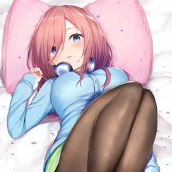 This is a pixiv picture whose title is 五等分の花嫁　三玖.