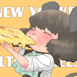 This is a pixiv picture whose title is 噂の1キロチーズピザを食べるナズーリン.