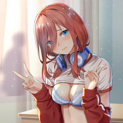 This is a pixiv picture whose title is 三玖と教室で.