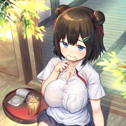 This is a pixiv picture whose title is 真夏の縁側でロリ巨乳J●に.