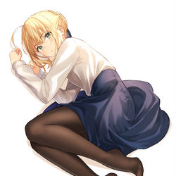 This is a pixiv picture whose title is 寝転がるセイバー.