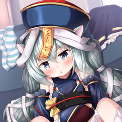This is a pixiv picture whose title is 服を着るのが嫌いな三日月ちゃんに無理やりぱんつ履かせた.