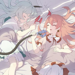 This is a pixiv picture whose title is 蓝蓝和粉粉睡觉的时候会抓住对方的尾巴.