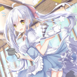 This is a pixiv picture whose title is ウェイトレス銀髪ちゃん.