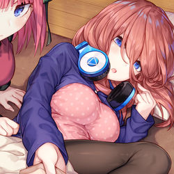 This is a pixiv picture whose title is 三玖「食べさせて、フータロー」.