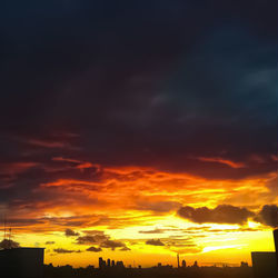 This is a pixiv picture whose title is 街の夕焼け空.