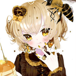 This is a pixiv picture whose title is 蜂とホットケーキとロリータドレス.