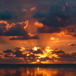 This is a pixiv picture whose title is 夕暮れの浜辺の反射.