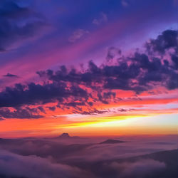 This is a pixiv picture whose title is 夕方の山脈の雲海.
