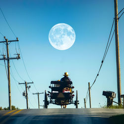 This is a pixiv picture whose title is 満月と馬車と坂道.