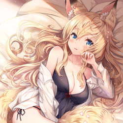 This is a pixiv picture whose title is 寝起ききつねちゃん.