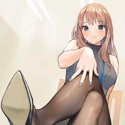 This is a pixiv picture whose title is 足を組んでパンプス爪先に引っ掛ける.