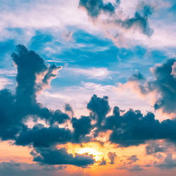 This is a pixiv picture whose title is 夕焼けと空色.