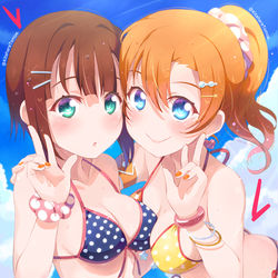 This is a pixiv picture whose title is 🍞穂乃果「ほら雪穂っ、ピースピース💕」.