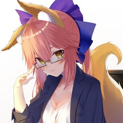 This is a pixiv picture whose title is スーツ姿の玉藻の前.