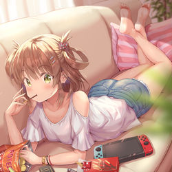This is a pixiv picture whose title is ソファでお菓子を食べるリノちゃん.