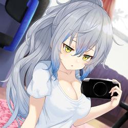 This is a pixiv picture whose title is 銀髪ポニテ青メッシュちゃん.