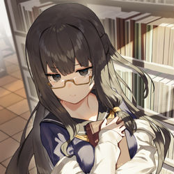This is a pixiv picture whose title is 「この本は私が先に読む」と譲らない眼鏡ちゃん.