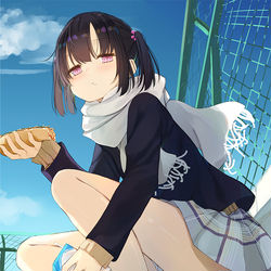 This is a pixiv picture whose title is もぐもぐ生足ちゃん.
