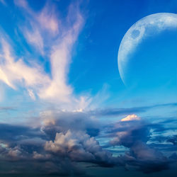 This is a pixiv picture whose title is 雲と月の幻想.