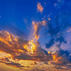 This is a pixiv picture whose title is 夕暮れの大気.