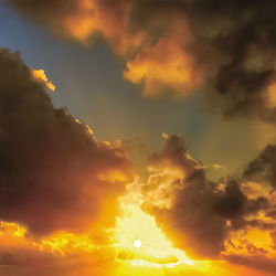 This is a pixiv picture whose title is 雲穿つ.