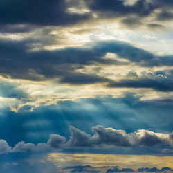 This is a pixiv picture whose title is 天空の光芒.