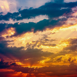 This is a pixiv picture whose title is 夕景三色.