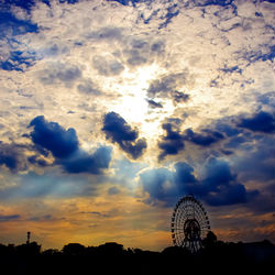 This is a pixiv picture whose title is 遊園地上空の輝き.