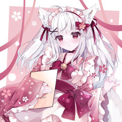 This is a pixiv picture whose title is 白髪狐耳和メイドちゃん🦊🌸.