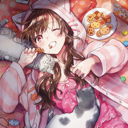 This is a pixiv picture whose title is 猫とねこパーカーとにゃんこクッキー.