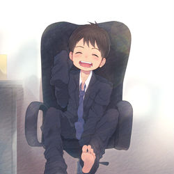 This is a pixiv picture whose title is 突然ショタ化してしまったけど満面な笑みを見せるサラリーマン♂.