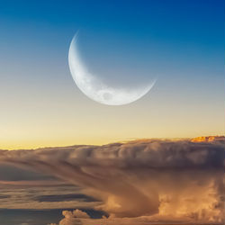 This is a pixiv picture whose title is 月と雲海の高さ.