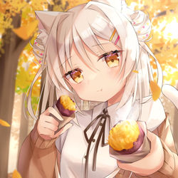 This is a pixiv picture whose title is 「食べる…？」.