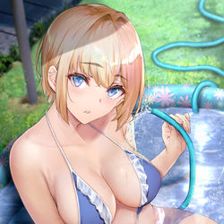 This is a pixiv picture whose title is 気になる男子が暑さでへばっていると、庭にプールを設置し一緒に入～.