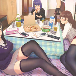 This is a pixiv picture whose title is 家に上がり込んできた同僚達がくつろぎ過ぎる.