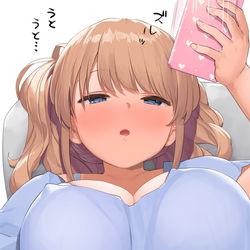 This is a pixiv picture whose title is スマホがおっぱいで跳ね返って被害を受ける子（2枚）.