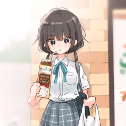 This is a pixiv picture whose title is 気になってる子に1000ml飲料飲んでるのを見られた女の子.