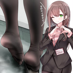 This is a pixiv picture whose title is すれ違うといい香りがするんだけど足がすごく蒸れてるOLちゃん.