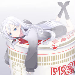 This is a pixiv picture whose title is カップラーメンの蓋を抑える奏ちゃん.