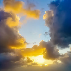 This is a pixiv picture whose title is 夜明けの光.