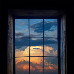This is a pixiv picture whose title is 夕暮れの山小屋の窓.