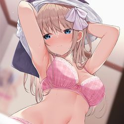 This is a pixiv picture whose title is 脱衣所で恥ずかしがってるリボン子ちゃん.
