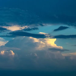 This is a pixiv picture whose title is 雨雲の間.