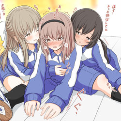 This is a pixiv picture whose title is 百合に挟まれて百合に目覚めそうな子　体育編.